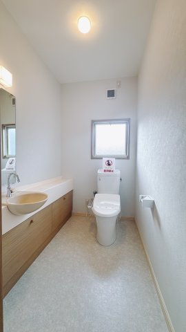 ■トイレ｜1階と2階にトイレがございます♪小物を置けるスペースがあるのでトイレットペーパーのストックを置いておくのにも便利です♪写真などを飾ってもおしゃれですね♪