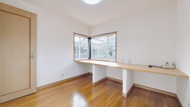 ■2階洋室｜お子様の一人部屋にピッタリな洋室。木のぬくもりを感じるフローリングは、天然木の味わいが時とともに深みを増していきます。また、傷にも強く、フリーワックスでお手入れもラクラクです♪
