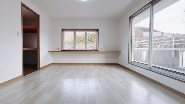 ■2階洋室｜ダブルベッドを置いても充分な広さを2Ｆのお部屋に設けております。お子様と家族みんなで寝るのも夢じゃありません♪窓からは光が差し込むので日中でも明るいお部屋です。