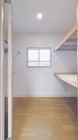 ■WIC｜お気に入りのお洋服もシワを作らずきれいに管理ができる夢のウォークインクローゼット！今お使いの収納ケースもスッポリそのまま収まる広さです♪
