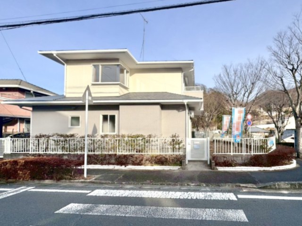■外観｜窓の配置や、爽やかな白ベースの外観が清潔感をもたらします。まっさらなキャンバスのような家にこだわりを彩って…始めよう、あなただけの豊かな暮らし(　＾＾　)