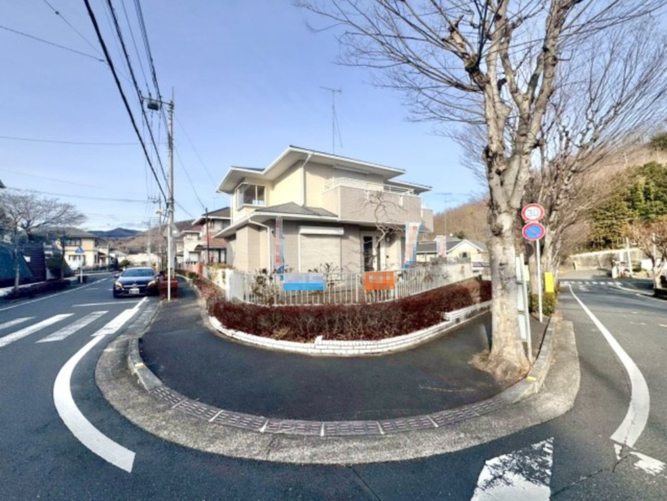■外観｜角地のため風通しが良く、見渡しも良いです。車の安全確認もバッチリ♪