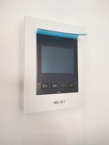 【TVモニター付きインターフォン】　訪問者の顔を見ることができるので、安心してドアを開けられます。