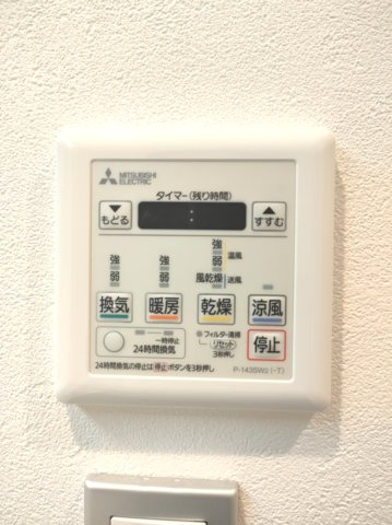 【浴室乾燥機】　冬場の冷え込む浴室をあたためたり、梅雨時の洗濯物を乾かしたりと、生活に便利な設備を備えております。
