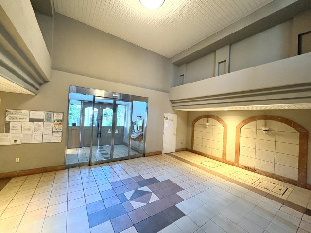 清潔感があり、住まう方を心地よく迎えてくれる落ち着いた雰囲気のエントランスです。