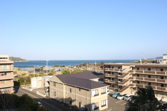 オーシャンビューのお部屋。リビング、バルコニーからは海を一望できます。海側が公園で開けています。