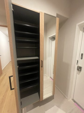 玄関にはトールタイプ収納があります。