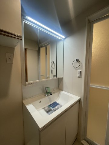 鏡裏と下部に収納を備えており、洗面用品やストックなどを収納してお使いいただけます。