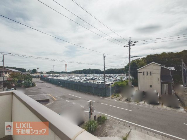 【建物からの眺望】現地写真。バルコニーからの景色。十分な間隔が確保されております。