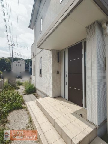 【エントランス】現地写真。ゆったりとした玄関。奥行きのあるポーチで雨の日も安心です。
