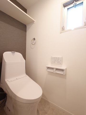 【新品】トイレ交換（収納棚・温水洗浄便座付き）、とても綺麗で清潔感があります♪