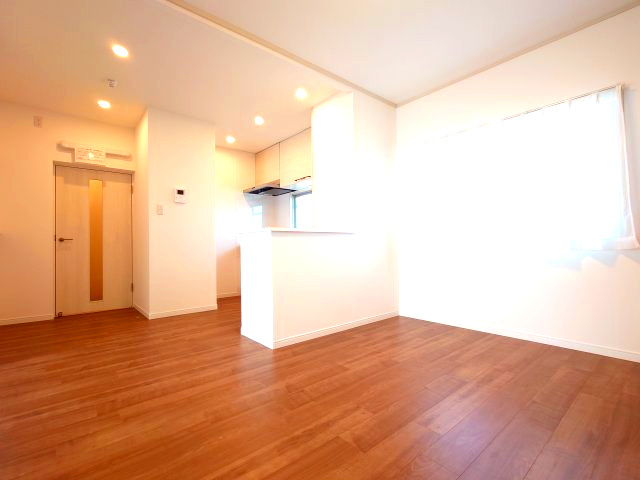 【リノベーション仕様】お洒落なＬＤＫ！全居室フローリング仕上げです♪