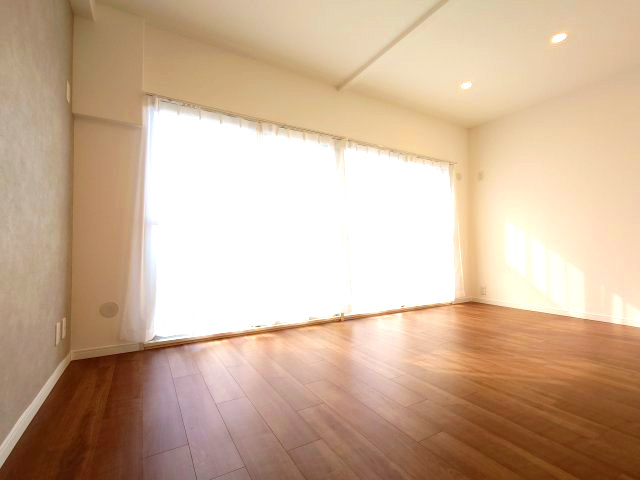 【新品】建具、扉、デザインクロス、フローリング！主寝室7帖以上！洋室2部屋あります♪