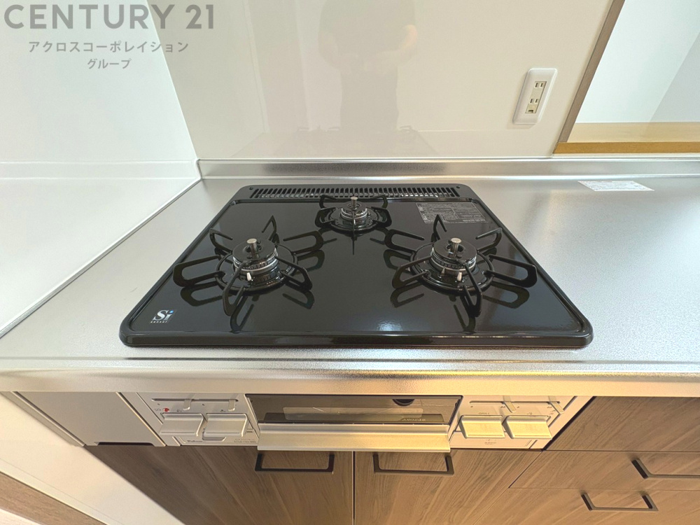 多数の調理器具を同時に使用でき、料理の効率化が可能。省エネで節約になり、様々な料理スタイルに適応できます。また、火力調整が独立しており、手入れや掃除もしやすく、今よりもっとお料理が楽しくなるかも。