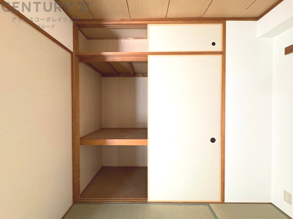 押入れは季節の衣類、寝具などを収納できます。伝統的な美しさと実用性が融合し、収納物を保護する調湿・換気効果があります。使い方によっては書類や小物なども効果的に整理でき空間を有効活用できます。