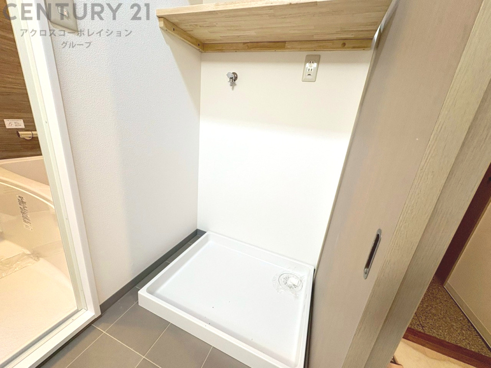 洗濯物の仕分け作業がしやすく、整理整頓が容易になります。洗濯音や湿気を他の部屋に持ち込まず、生活環境を快適に保ちます。上部を活用すれば収納スペースを確保でき洗剤や洗濯用品の整理もしやすくなります。