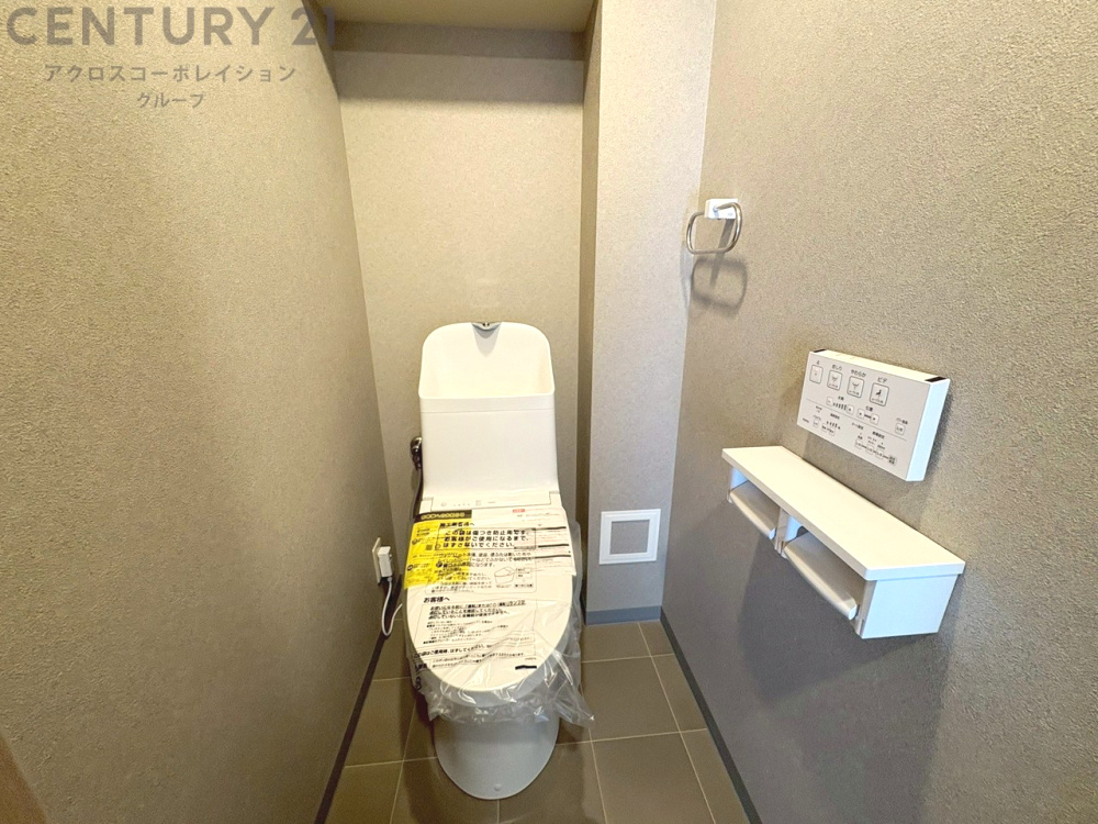 温水洗浄便座付トイレは温水洗浄機能により、暖かい水でおしりを洗浄することができ、冷たい水を使う従来の便座に比べ、温水洗浄機能で暖かいトイレを提供し、快適な使用を可能にします。