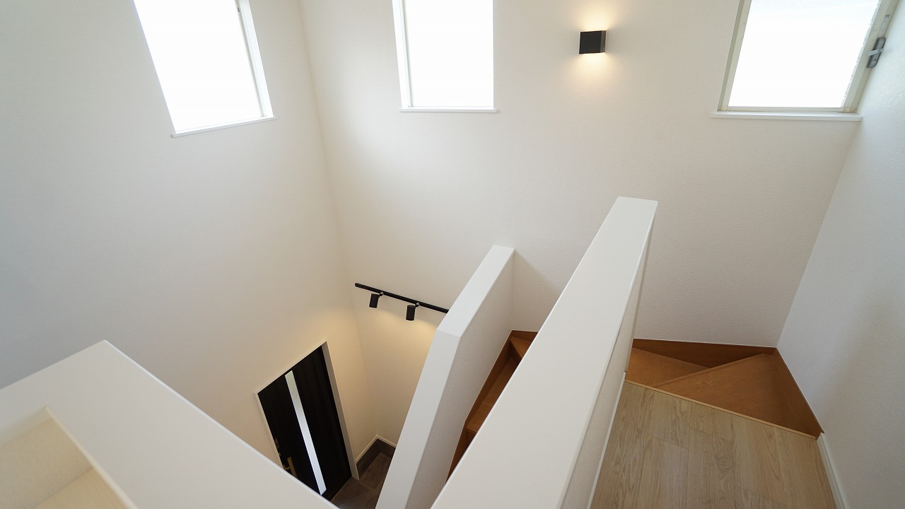 玄関、1Ｆホール、階段、2Ｆホール　吹き抜け仕様の明るいハイデザインな空間