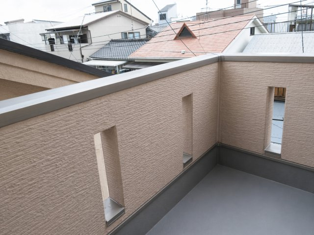 3階部分にバルコニーを設置。日当たり・通風良好です。※画像はAI加工によるイメージを含みます。現況と異なる場合は現況を優先とします。