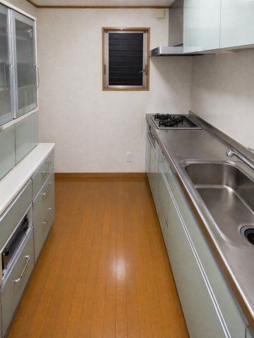 収納力の高いシステムキッチンで調理スペースも広々。家族との会話を楽しみながら料理ができます。食器洗乾燥機付で忙しいママをサポート※画像はAI加工によるイメージを含みます。現況と異なる場合、現況優先。