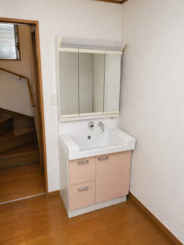 キッチン横にも洗面化粧台を設け、お子様の手洗い習慣にも便利な設計。※画像はAI加工によるイメージを含みます。現況と異なる場合は現況を優先とします。