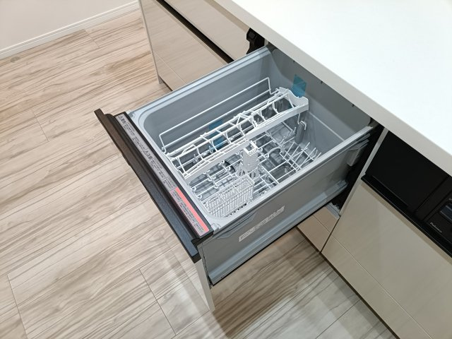 【食洗機】　手肌に優しく、家事の時短にもなる食洗機を完備。　