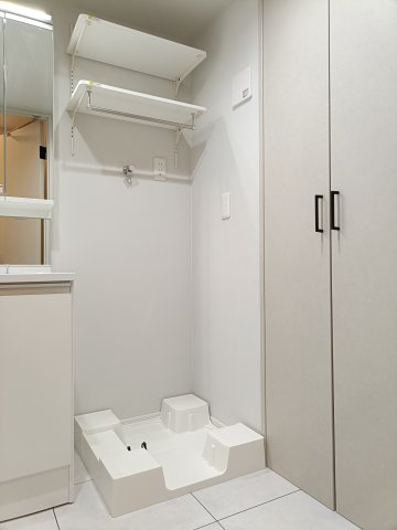 【室内洗濯機置き場】　壁面に棚が造作されています。洗剤のストックやタオルなどを収納できます。