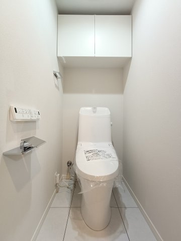 【トイレ】　洗浄機能付きトイレ。上部には収納付で、トイレットペーパー等、買い置きもしやすそうです。