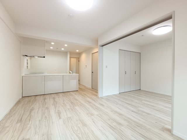 【LDK約13.6帖】　リビングに隣接する洋室の建具は引込み戸を採用。用途に合わせて空間をフレキシブルに活用できます。
