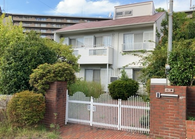 土地の前の道路に消火栓が設置されていることがあります。この場合、道路交通法第45条第1項により、駐車禁止の場所が指定されています。そのため、車庫などの駐車スペースをつくることができない場合があります。