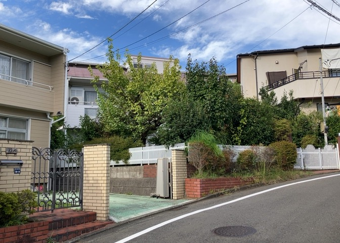 現地に行くなら、物件の周囲の地形がどうなっているかを見ることも大切です。周辺より低くなっている土地では、大雨などで水が集まりやすいため、地盤が弱くなっているということも考えられるため、注意が必要です。