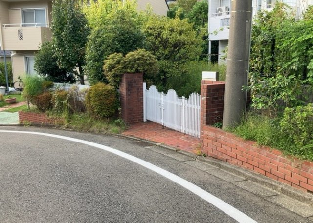 人が暮らすうえで日光は大切な要素となります。日当たりの良さは譲れないポイントですね。併せて近くに大きな建築物の建築予定がないか、あるいはそれが可能な土地が近くにないか事前に確認することもお勧めします。
