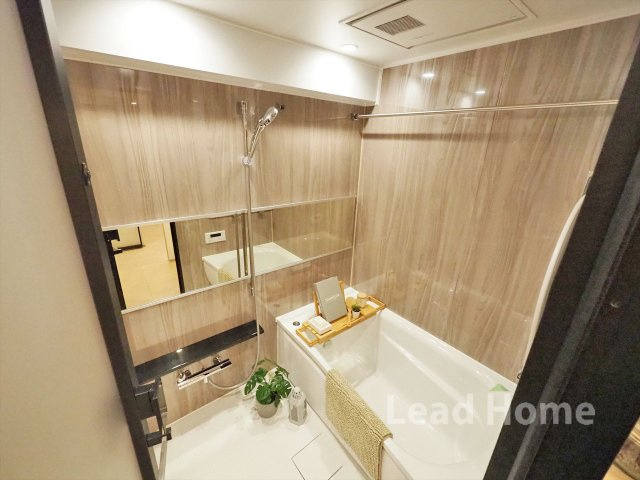 木目調パネルが落ち着いた印象の浴室です！足を伸ばせる広い浴槽で一日の疲れをゆったり癒やせますね♪