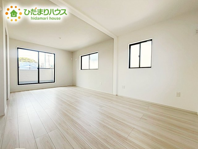 バルコニーに面していて、たっぷり光りの入る明るい主寝室です！