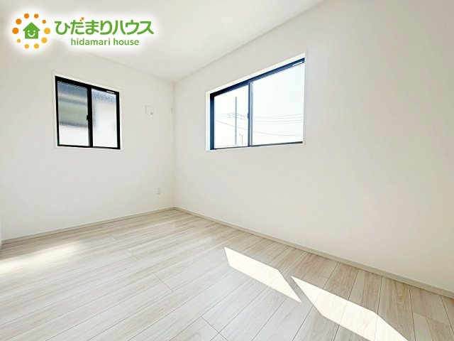 明るい陽光が差し込む洋室。白を基調とした爽やかな空間。
