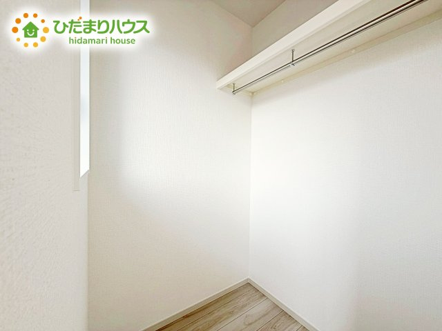 たくさんの洋服をかけてもシワになりにくいウォークインクローゼット。洋服以外にも、普段使わない家電やスーツケース、ストック品など何でも片付く嬉しい空間です。