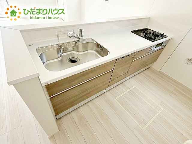 開放感のある対面キッチン。対面式のキッチンはリビングまでの見通しが良く、家事をしながらでもお子様の様子を見られるから安心♪家族との会話が自然と弾みます。