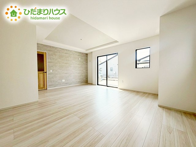 自然光が広がる心地よいリビングは家族の憩いの空間です。