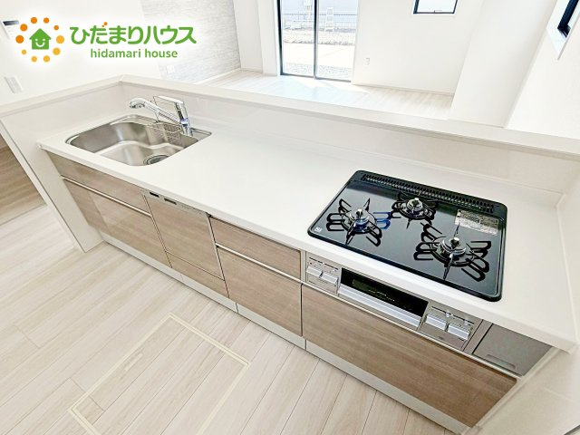 シンプルなシステムキッチン♪広々としていてお料理をするのにも十分な広さがあります！お子様とお菓子作りをしたり、新しいお料理に挑戦したり毎日の家事が楽しくなりそうです！