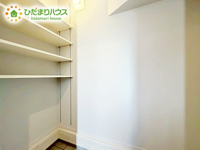 靴以外にもゴルフバックやベビーカーを置くことができ、　散らかりがちな玄関もスッキリします。