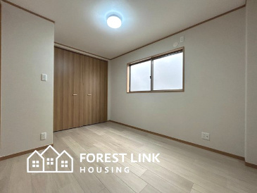 柔らかな木目調のフローリングと、それに合わせた建具（ドア）が統一感を生み出し、空間全体に温かみを与えています。