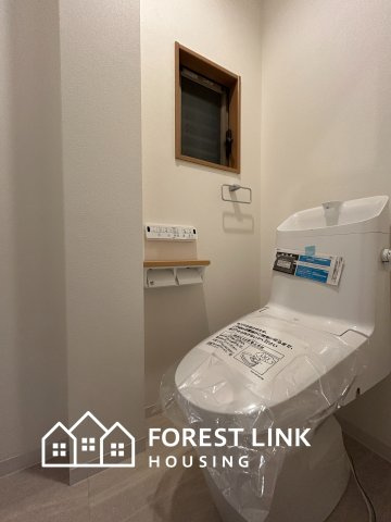 1Fのトイレです。窓付きで換気がしやすく、清潔感たっぷりの空間です。