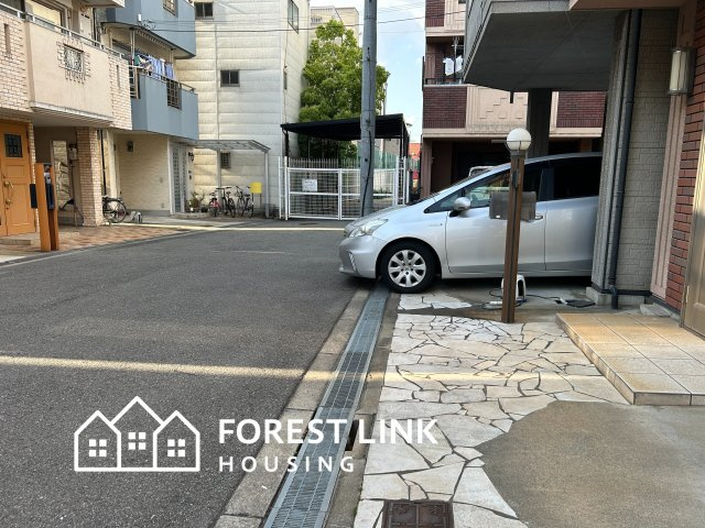 前面道路が広く、駐車がしやすくなっております。