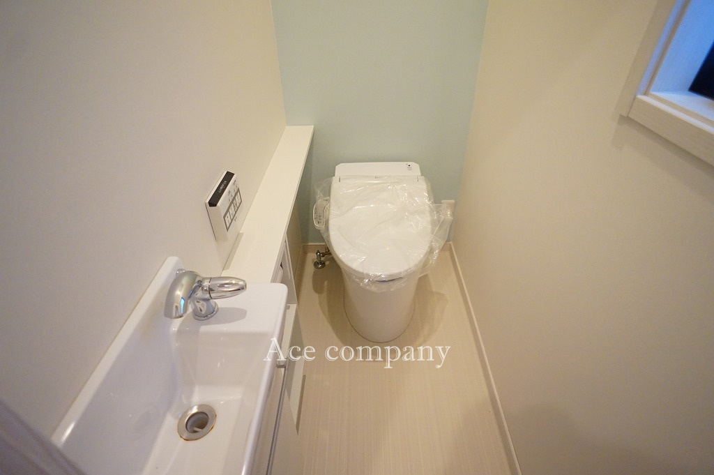 2階のトイレはお掃除楽々タンクレストイレです♪