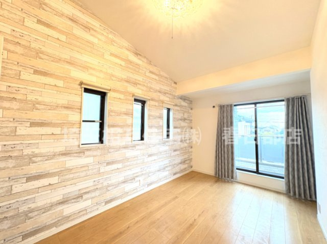 2階　主寝室　バルコニーに面していて開放感あふれる居住スペースです。温かみのあるおしゃれなクロス。