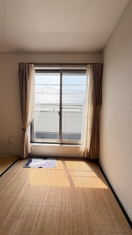 2階にある5.2畳の洋室にもたっぷりの日差しがあり開放感と清潔感があります。お子様用の部屋としても最適です。