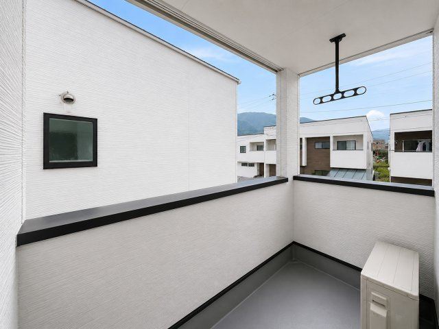 奥行きのあるインナーバルコニーは、急な雨でも洗濯物が濡れにくく安心です。屋根付きのため天候を気にせず洗濯物を干しやすく、プライバシーにも配慮された設計で毎日の家事を快適にサポートしてくれます。