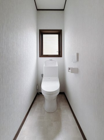 ■トイレ｜白を基調とした清潔感溢れるトイレになっています。トイレには窓がついていますので常に換気をすることができ清潔を保てます♪
