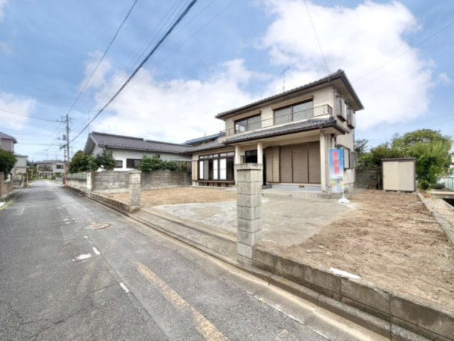 ■外観｜ちょっとしたガーデニングや家庭菜園を楽しめる庭スペースがあり、日々の暮らしに彩りをプラスしてくれます。