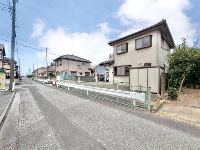 ■外観｜角地に位置しているため開放感があり、日当たりや風通しも良好で、快適な生活環境が整っています♪